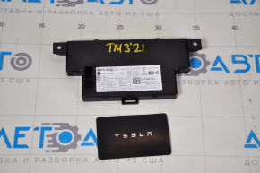 Keyless Tesla Model 3 21-interaction unit with key, bent card