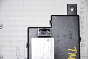 Keyless Tesla Model 3 21-interaction unit with key, bent card