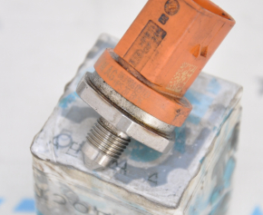 Fuel pressure sensor Audi A4 B8 08-16 2.0T on the fuel rail