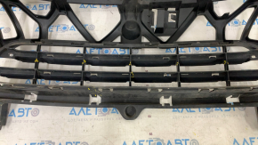 Upper grille of the front bumper Porsche Cayenne 958 11-14 without radar, broken fasteners, broken honeycombs, fractures