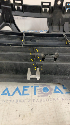 Upper grille of the front bumper Porsche Cayenne 958 11-14 without radar, broken fasteners, broken honeycombs, fractures
