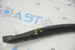 The seal on the rear arch of the right Porsche Cayenne 958 11-14 is broken