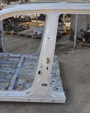 Body pillar central left Toyota Highlander 14-19 on the body
