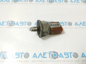 Fuel pressure sensor Porsche Cayenne 958 11-18 S Hybrid on the fuel rail