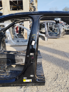 Body pillar central left Porsche Cayenne 958 11-14 on the body