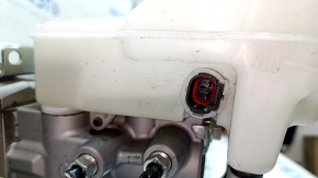 Main brake cylinder with reservoir Toyota Venza 21- complete with brake booster, with cover