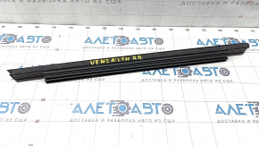 Glass seal center rear right Toyota Venza 21-