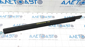 Glass seal central front right Toyota Venza 21-