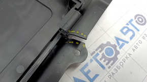 Porsche Macan 15-22 battery cover is broken