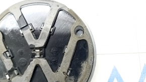 Emblem rear VW Jetta 19 - broken guide
