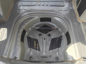 VW Jetta 19 trunk trough - on the body