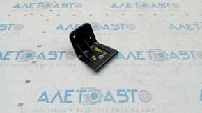 Fastening the door trim panel front right Chevrolet Trax 17-20