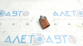 Fuel pressure sensor Audi Q3 8U 15-18 on the fuel rail