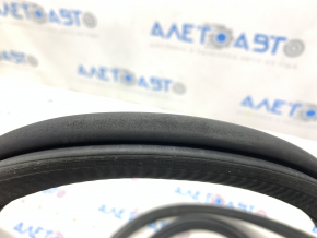 The front left door seal of the Porsche Macan 15-18 is worn out
