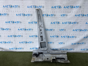 The central left body pillar of VW Tiguan 09-18 is sawed off