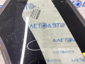 Window blind glass front left Nissan Leaf 13 - scratches on glass