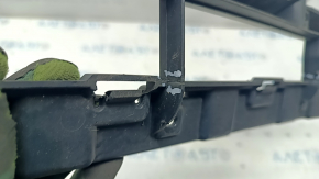 Lower grille of the front bumper Audi Q7 16-19 honeycomb fractures, breakage of fasteners