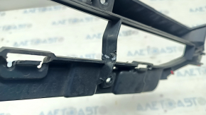 Lower grille of the front bumper Audi Q7 16-19 honeycomb fractures, breakage of fasteners