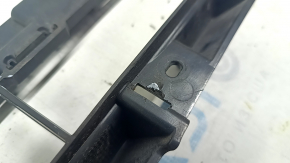 Lower grille of the front bumper Audi Q7 16-19 honeycomb fractures, breakage of fasteners