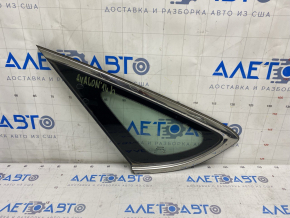 Window blind glass rear left Toyota Avalon 13-18 scratches on chrome, scratches on glass
