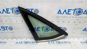 Window blind glass rear left VW Jetta 19- chrome scratches on chrome