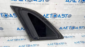 Window blind glass rear right Kia Sorento 10-15 black scratches on glass