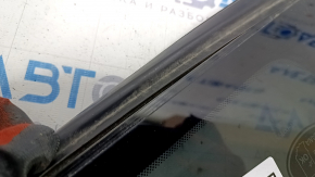 Window blind glass rear left Subaru b10 Tribeca scratches on glass, molding peeling off