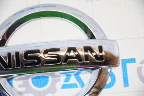 Emblem logo Nissan tailgate Nissan Leaf 18-22 scratches