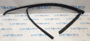 Front left glass seal Audi Q7 16- with molding black, bumps, scratches