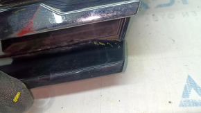 Radiator grill VW Tiguan 18-21 without emblem, under radar, sand, fractures, missing fragments, broken fasteners