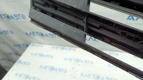 Radiator grill VW Tiguan 18-21 without emblem, under radar, sand, fractures, missing fragments, broken fasteners