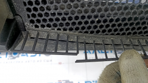 Windscreen wiper grille plastic Audi Q7 16-19 broken, broken fasteners