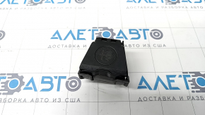 Mounting the hazard warning sign on the trunk lid of the Alfa Romeo Giulia 17-