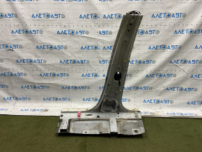 The central right body pillar of Toyota Highlander 14-19 is sawed off