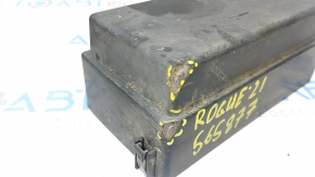 Nissan Rogue 21-23 underhood fuse box cover is rubbed