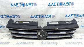 Radiator grill VW Tiguan 18 - crack, sand