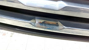 Radiator grill VW Tiguan 18 - crack, sand