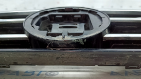 Radiator grill VW Tiguan 18 - crack, sand