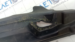 The wing seal hood-wing left BMW X5 F15 14-18 is broken, a fragment is missing