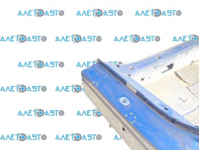The central left body pillar of Subaru Outback 15-19 is sawn off, pokes