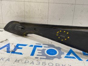 Right windshield wiper seal Chevrolet Volt 16 - broken fasteners, tear