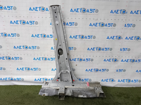 The left center pillar of a Toyota Highlander 14-19 has been cut off.