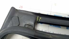 The rear left door seal of the Jeep Grand Cherokee WK2 11-21 is torn