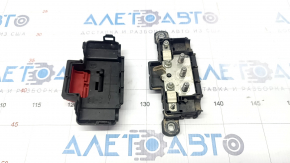 Positive terminal of Alfa Romeo Stelvio 18 battery - underhood, cover broken