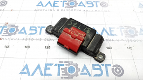 Positive terminal of Alfa Romeo Stelvio 18 battery - underhood, cover broken