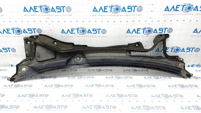 Windscreen wiper grille plastic Alfa Romeo Stelvio 18 - crack in mount, torn seal