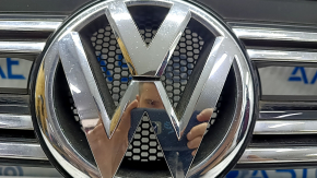 Radiator grill assembly VW Tiguan 12-17 rest with badge, sand, broken fastener