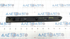 Door molding center rear right Kia Niro 17 - broken fastening, butt