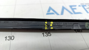 Right windshield molding VW Tiguan 09-17 is broken, the rubber has dried out