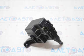 Relay block under the hood Hyundai Sonata 11-15 cracked cover